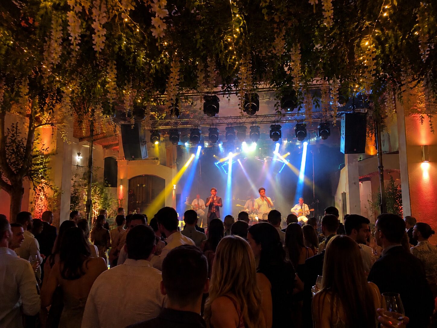 Sonorización de grupo en directo e iluminación de escenario en boda en Bodegas Caballero, El Puerto de Santa María