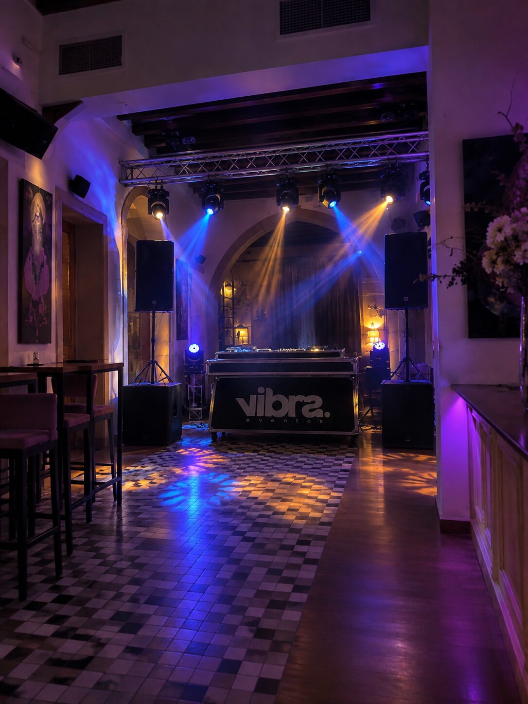 Iluminación con cabezas móviles y cabina de DJ en preboda en MIA, El Puerto de Santa María