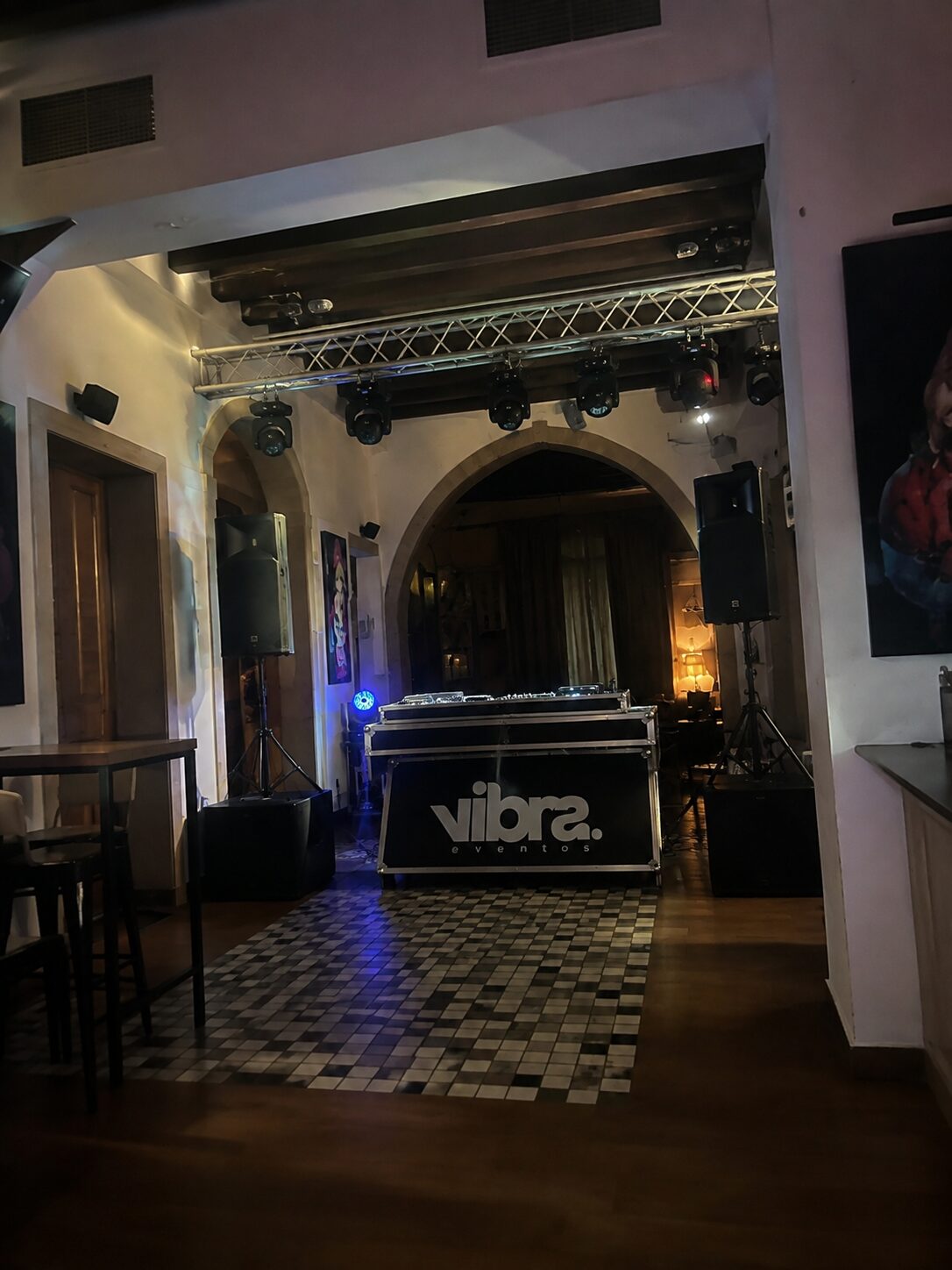 Montaje de sonido e iluminación en el salón de MIA, El Puerto de Santa María