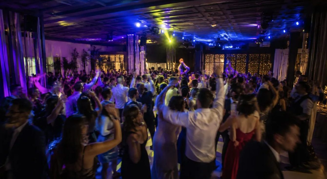 Pista de baile llena en una boda con la iluminación de Vibra