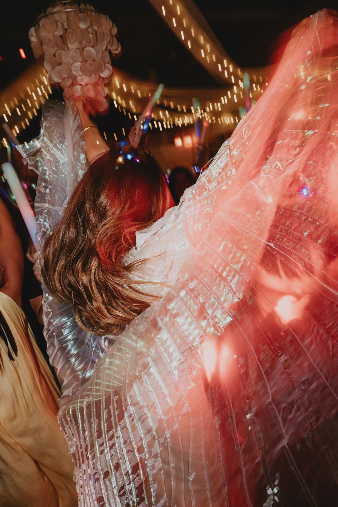 Novia bailando entre luces en la pista